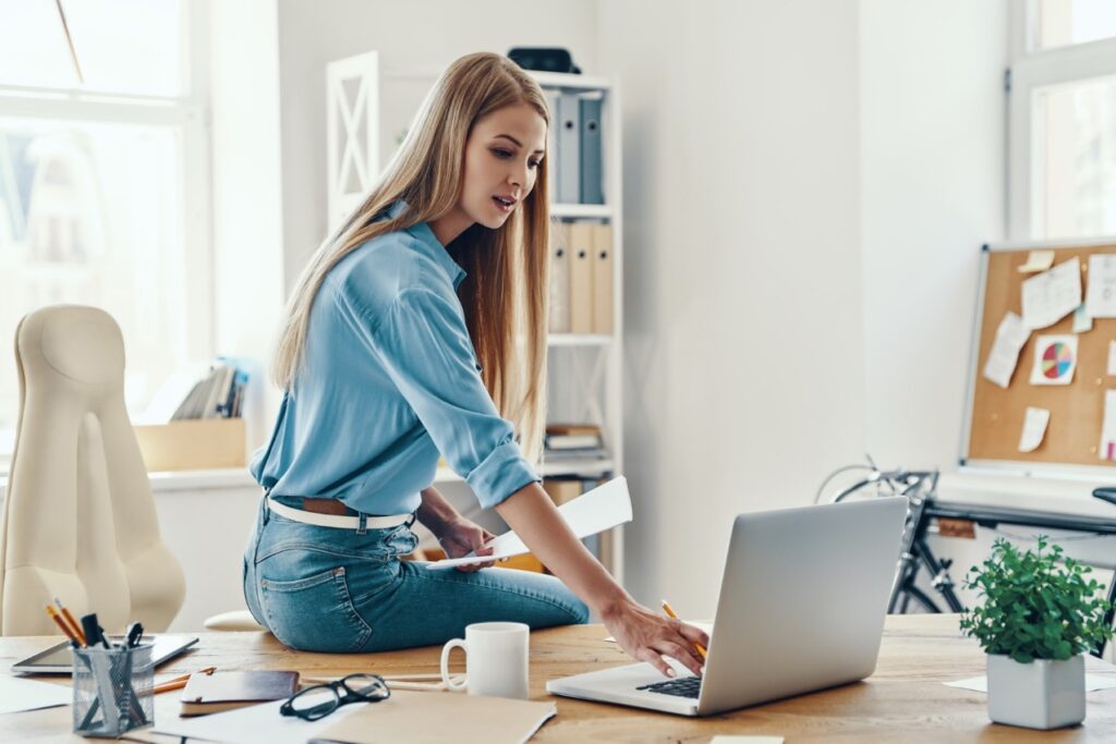 Dzięki takiej konfiguracji laptopy HP ProBook radzą sobie nie tylko z podstawowymi zadaniami biurowymi, ale również z bardziej wymagającymi operacjami, takimi jak analiza danych czy edycja dokumentów graficznych