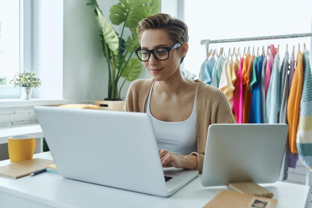 Dzięki takiej konfiguracji laptopy HP ProBook radzą sobie nie tylko z podstawowymi zadaniami biurowymi, ale również z bardziej wymagającymi operacjami, takimi jak analiza danych czy edycja dokumentów graficznych