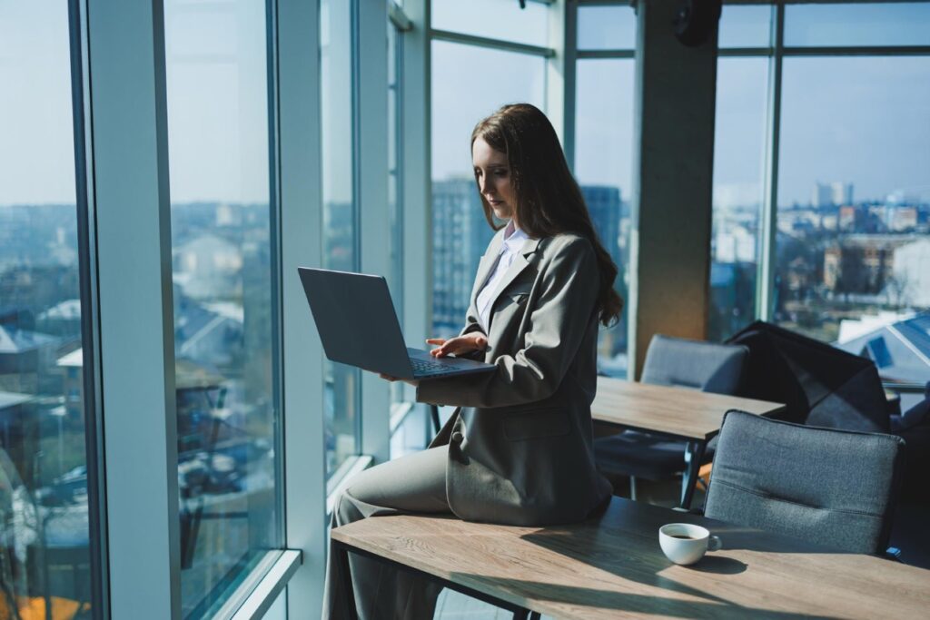 ThinkPady wyróżniają się charakterystycznym designem z czerwonym TrackPointem, klawiaturą o doskonałym skoku klawiszy i konstrukcją spełniającą wojskowe standardy wytrzymałości