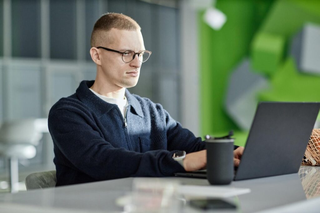 Firmy coraz częściej kupują laptopy nie tylko pod bieżące potrzeby, ale również z myślą o rozbudowie w kolejnych latach